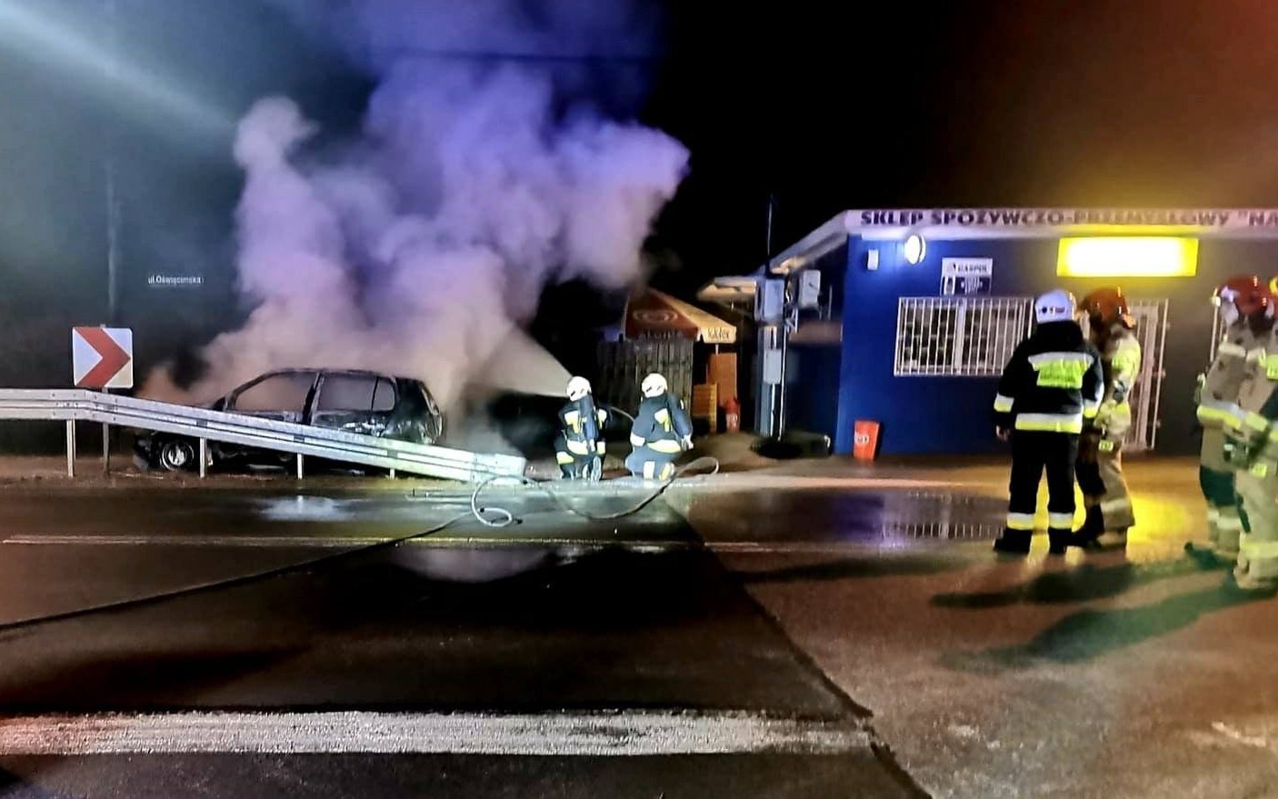 Nocny pożar samochodu w Jawiszowicach. W działaniach trzy strażackie zastępy