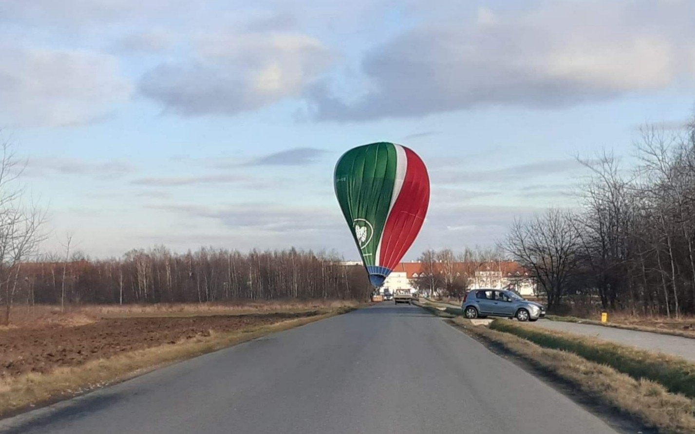 Nietypowe lądowanie na drodze w w Oświęcimiu – FILM