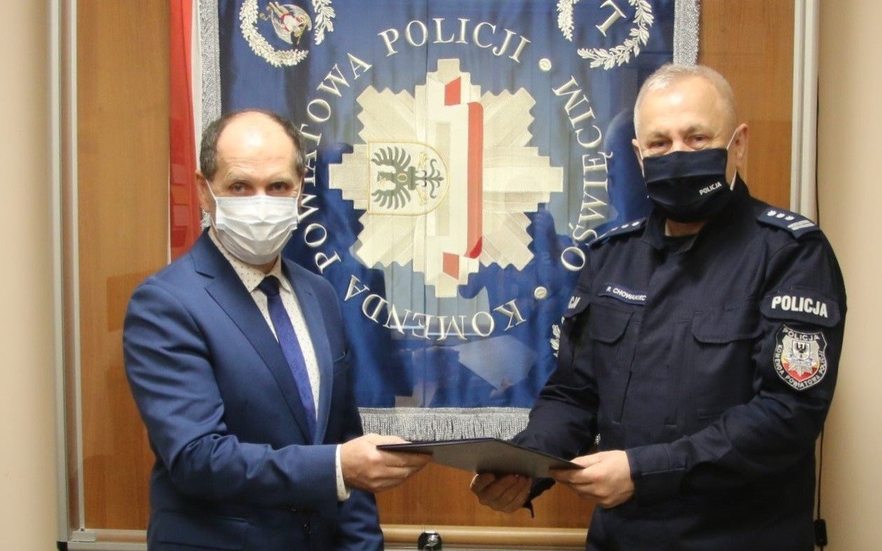 Gmina Oświęcim dofinansowała remont schodów wejściowych do oświęcimskiej komendy Policji