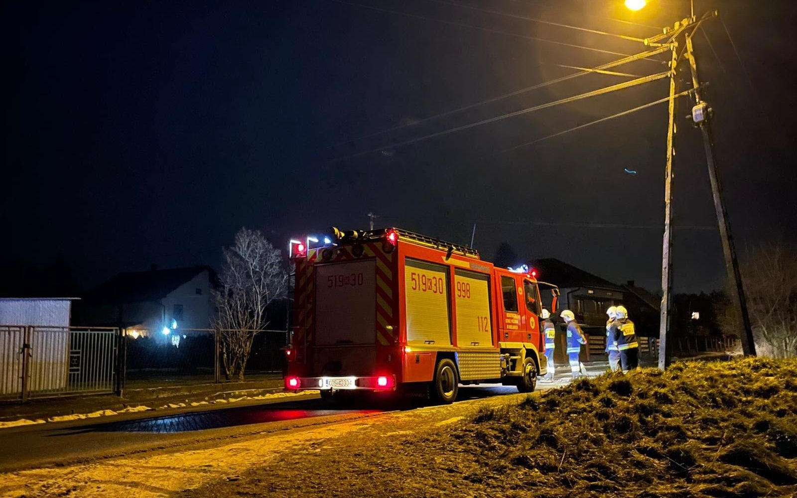 Pożar przyłącza elektrycznego oraz zalane mieszkanie. Trwają strażackie interwencje – ZDJĘCIA!