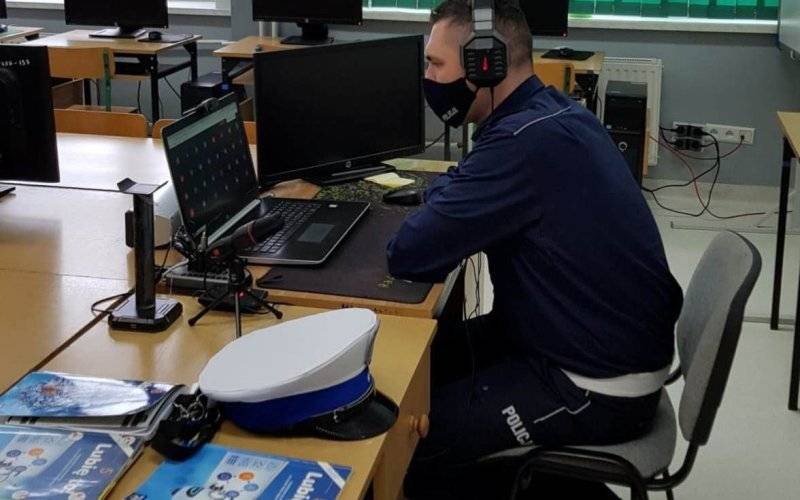 „Bezpieczeństwo w sieci i na drodze”. Policyjna profilaktyka dla uczniów on-line
