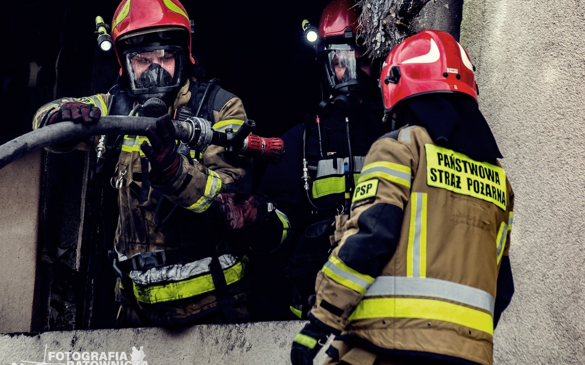 Szczegóły wczorajszego pożaru. Policjanci ewakuowali mieszkańców bloku, dwie osoby trafiły do szpitala – ZDJĘCIA!
