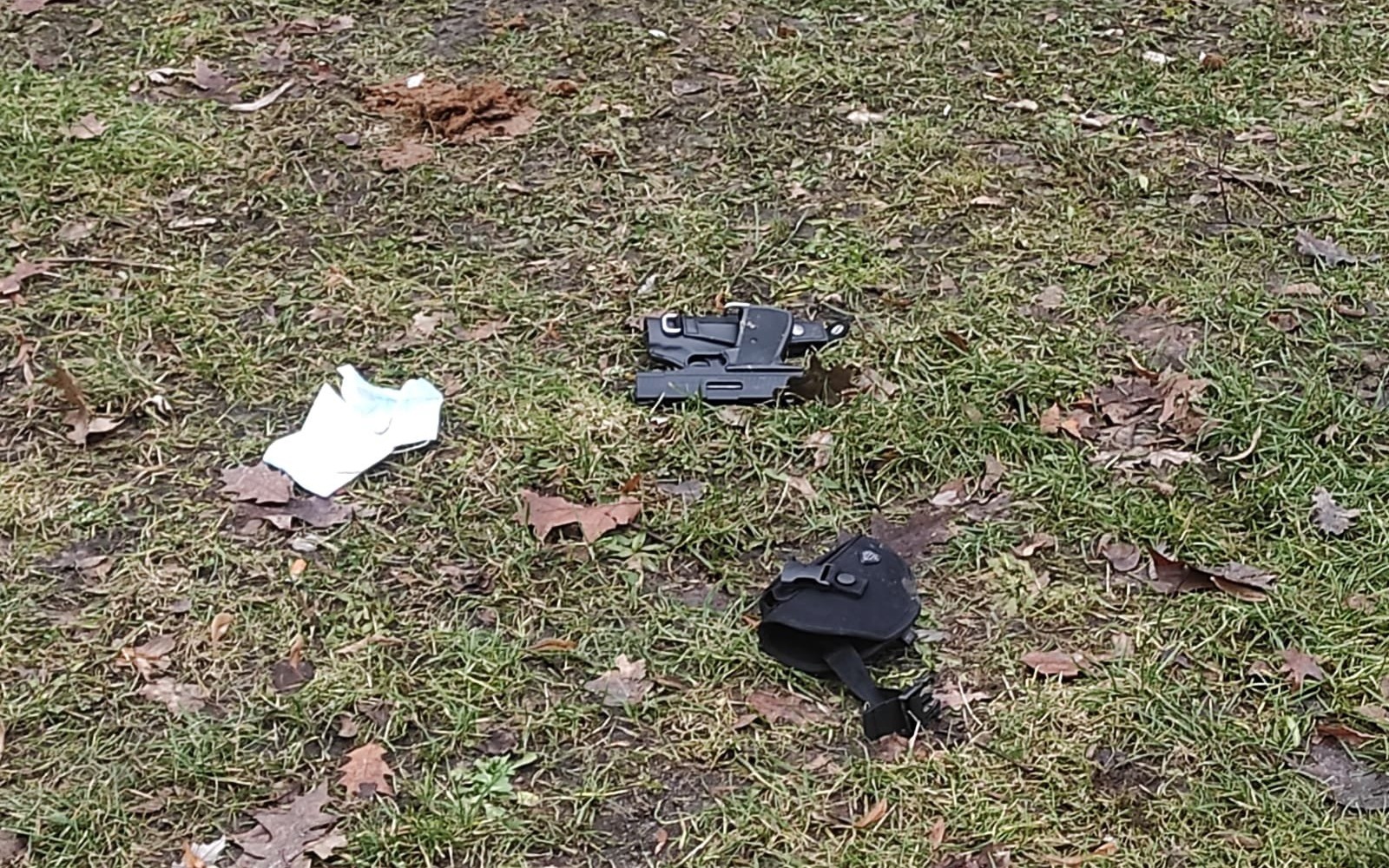 Mężczyzna z bronią terroryzował mieszkańców Oświęcimia. Został obezwładniony przez dwóch mężczyzn – ZDJĘCIA!