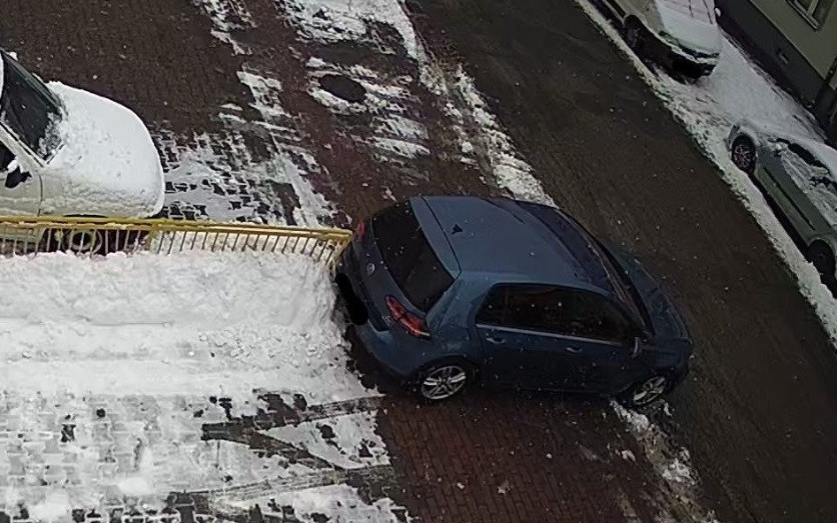 Poszukiwany właściciel pojazdu, który uszkodził barierkę – ZDJĘCIE!