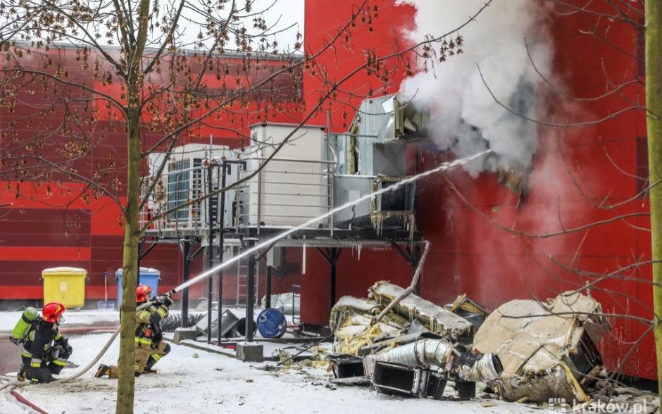 Strażacy z JRG Oświęcim prowadzą działania gaśnicze przy pożarze w Krakowie