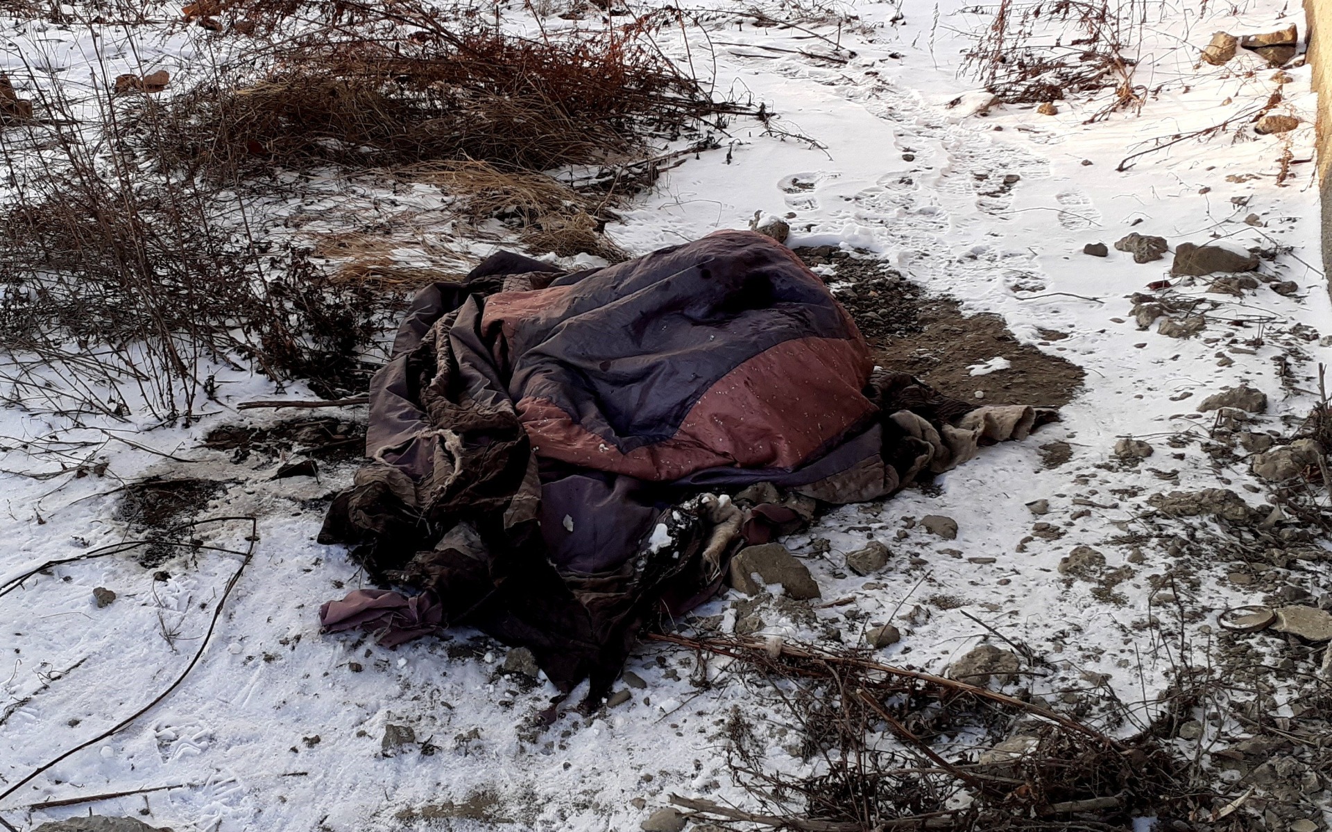 Oświęcim. Policjanci ocalili życie bezdomnemu, który spał w śpiworze pod mostem