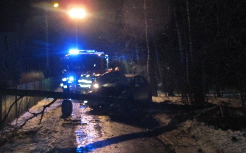 Podejrzany o jazdę w stanie nietrzeźwości, zderzenie z drzewem mógł przypłacić życiem