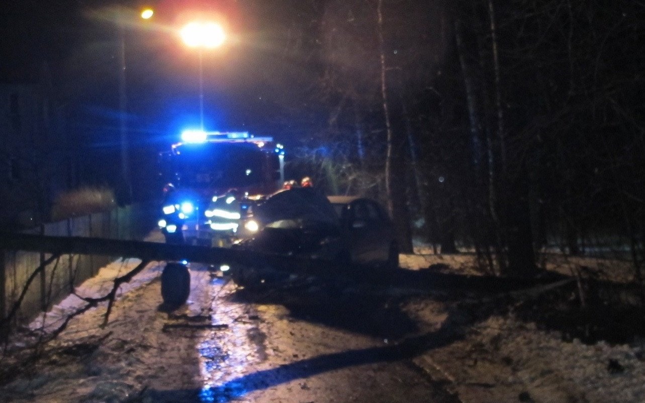 Podejrzany o jazdę w stanie nietrzeźwości, zderzenie z drzewem mógł przypłacić życiem