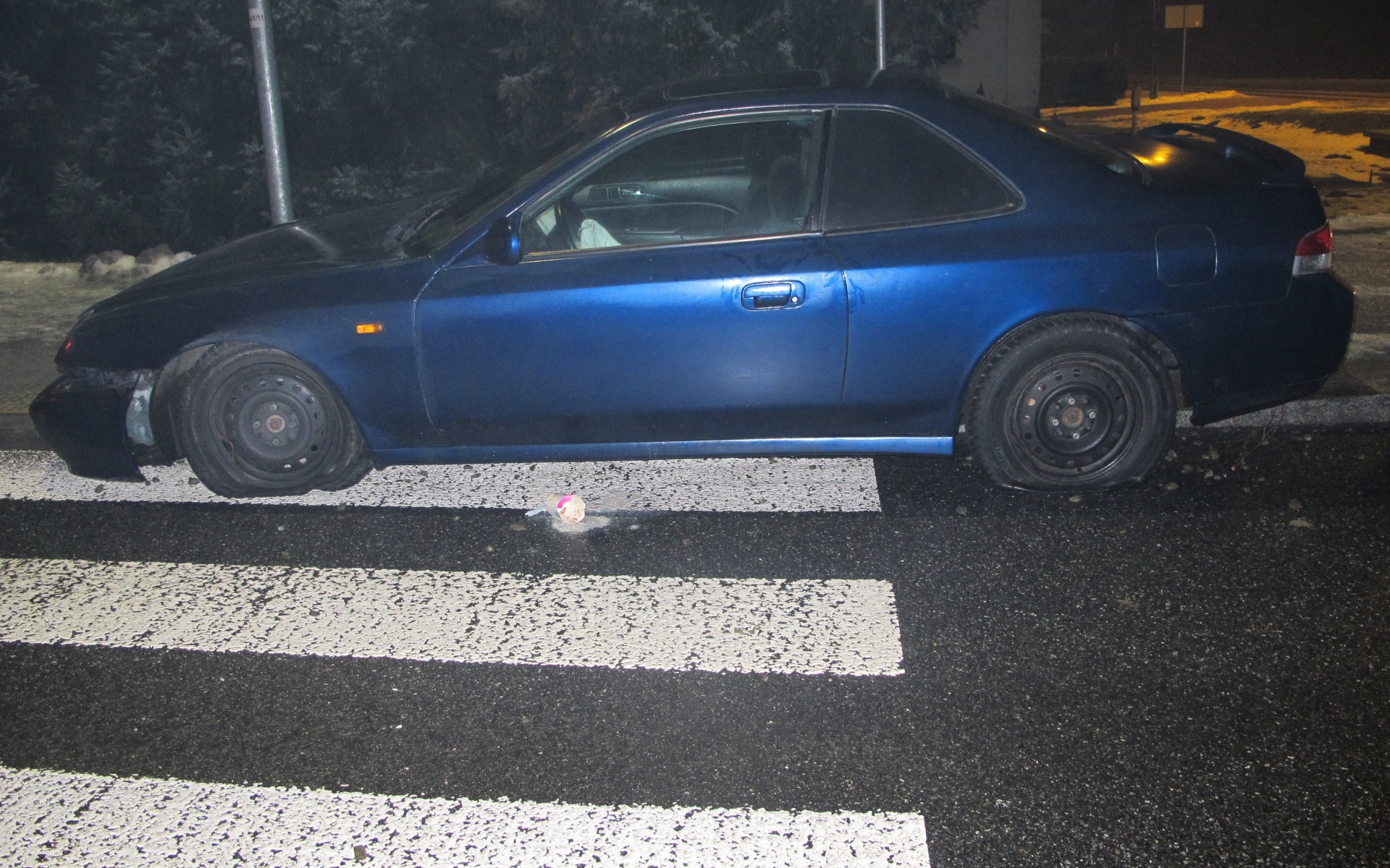 19-latek nie zauważył ronda. Jedna z młodocianych pasażerek została ranna – ZDJĘCIA!