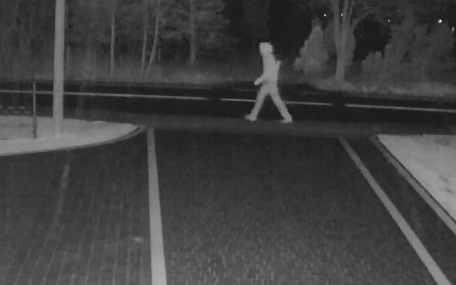 Policjanci poszukują sprawcy uszkodzenia mienia. Rozpoznajesz tego mężczyznę?