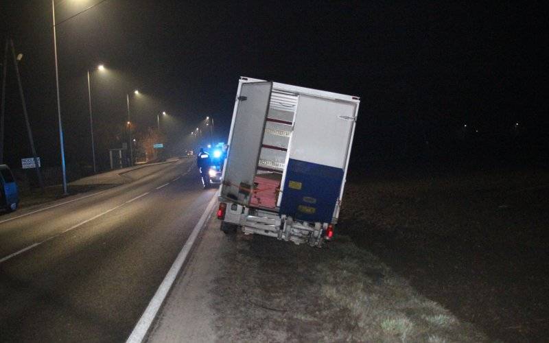 Pijany kierowca dostawczaka wypadł z jezdni