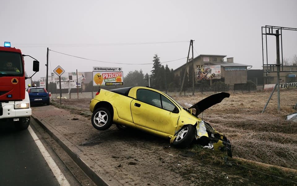 Pijany kierowca uderzył w słup telekomunikacyjny. Drogowy przestępca został obywatelsko zatrzymany