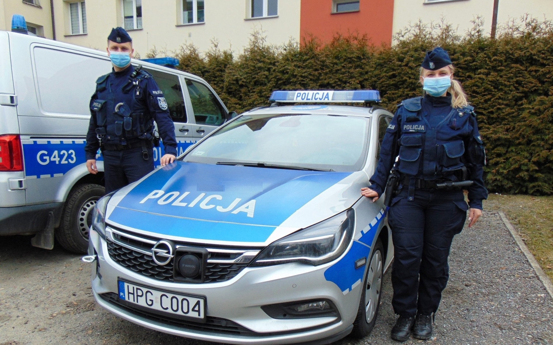 Policjanci udzielili pierwszej pomocy seniorowi, który spadł ze schodów, a także  zaopiekowali się jego żoną