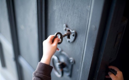 Trzyletnie dziecko spacerowało samo po ulicy. Zareagowali mieszkańcy Oświęcimia