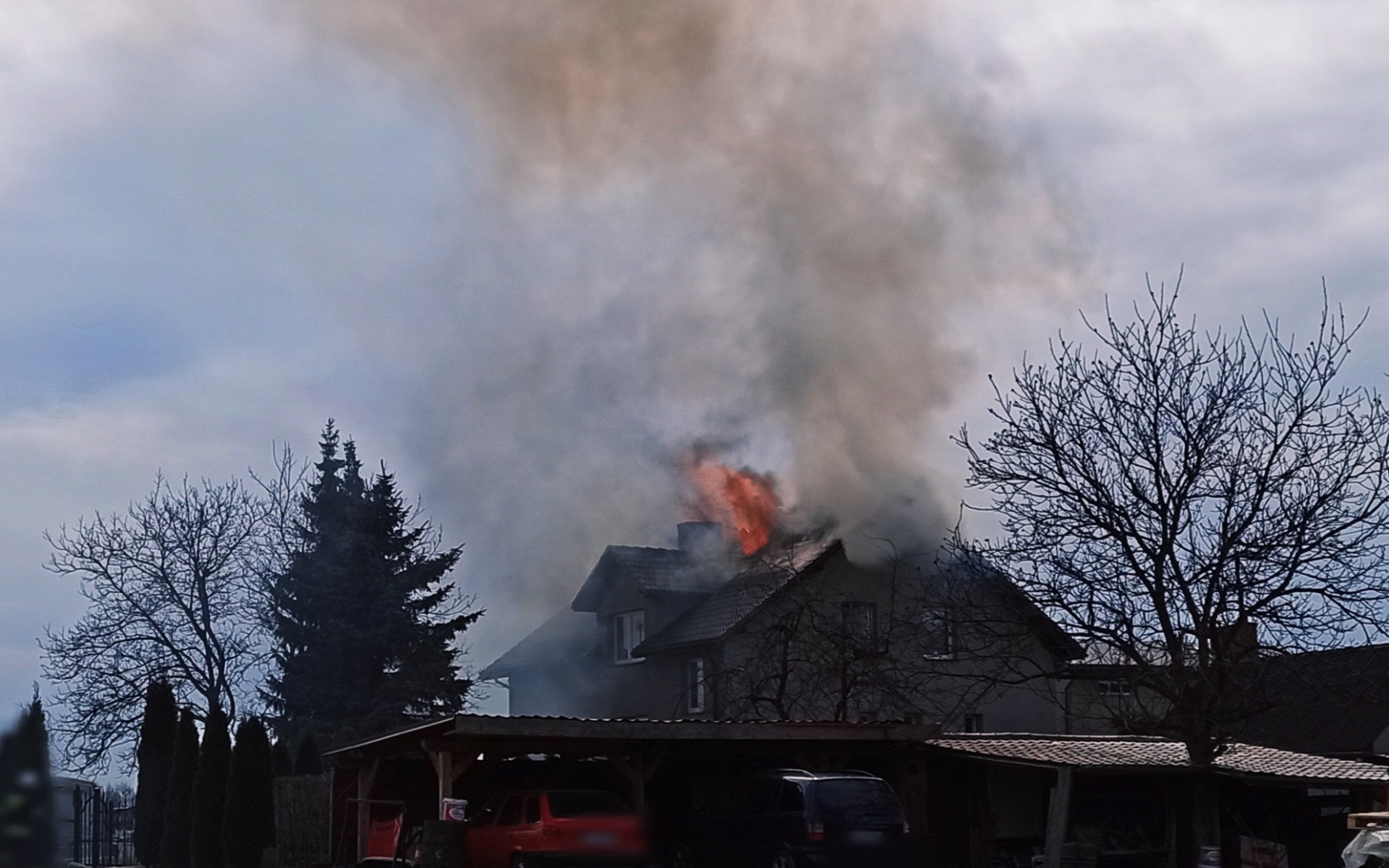 Pożar budynku mieszkalnego w Porębie Wielkiej – ZDJĘCIA, FILM!