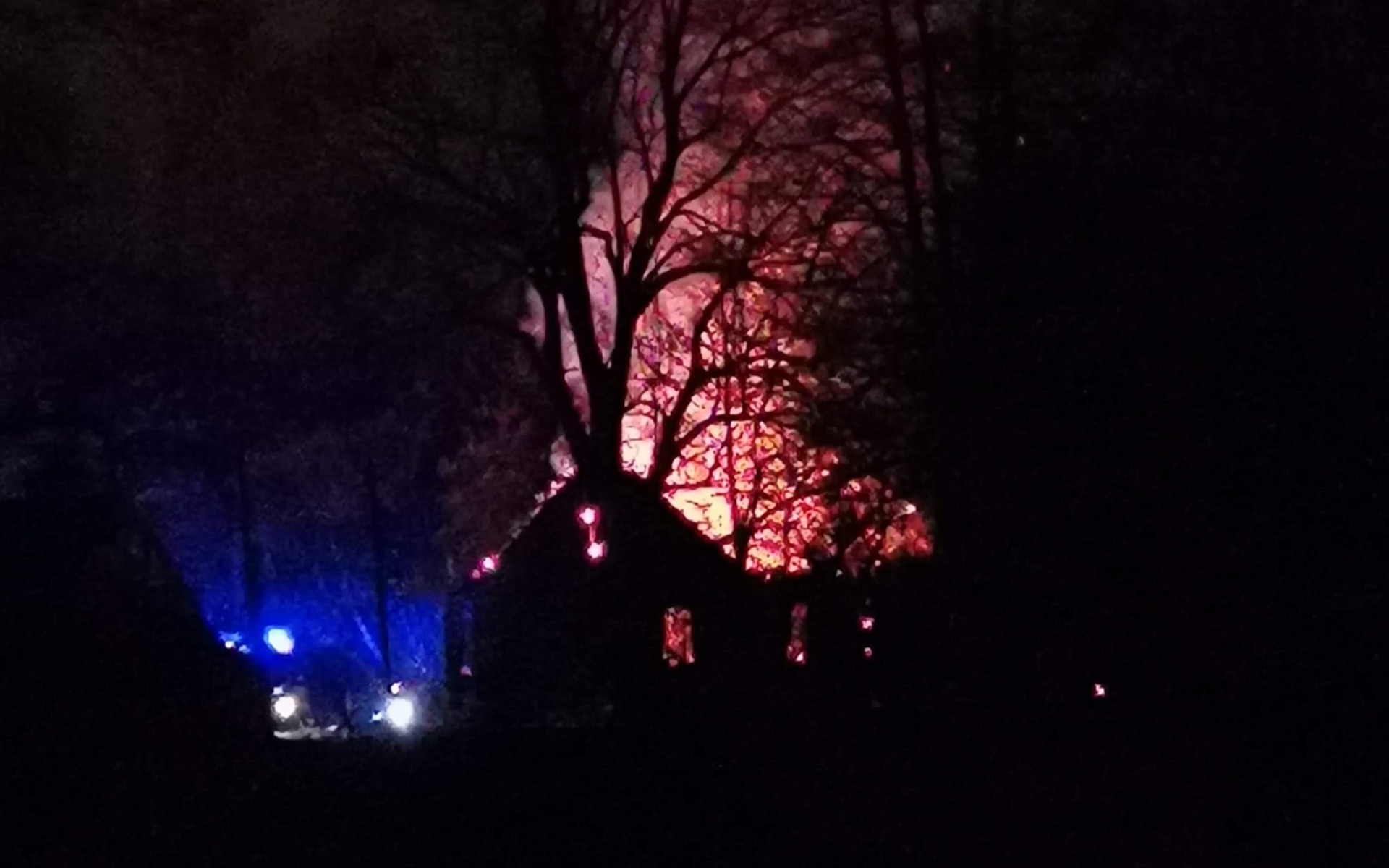 Pożar domu w Grojcu. Nie żyje jedna osoba – ZDJĘCIA, FILM!