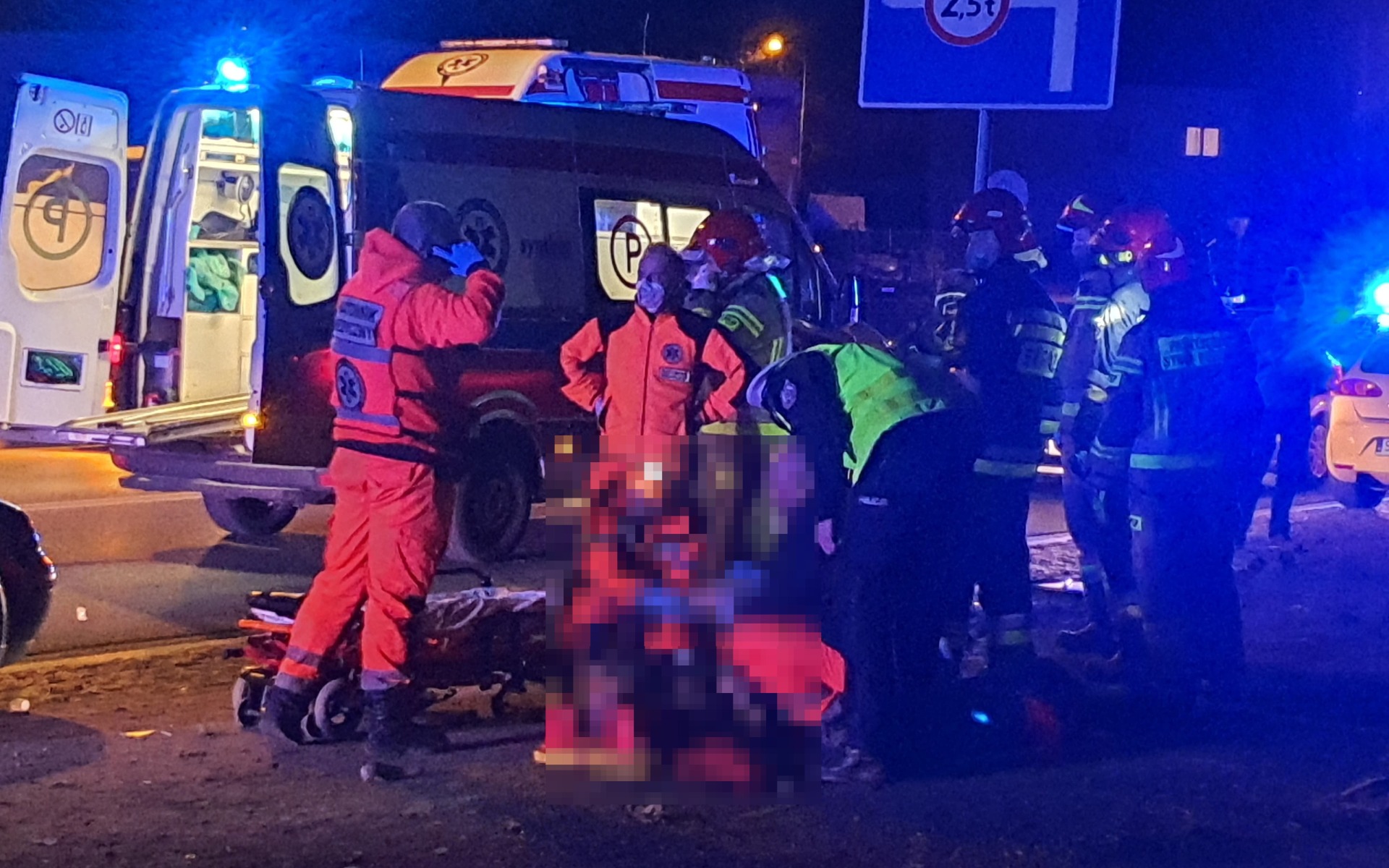 Poważny wypadek w Oświęcimiu. W działaniach biorą udział służby ratunkowe w tym ZRM transportowany przez pomoc drogową – ZDJĘCIA!