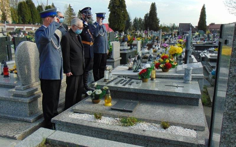 81. Rocznica Zbrodni Katyńskiej. Oddali hołd i zapalili znicze na symbolicznych grobach przedwojennych policjantów