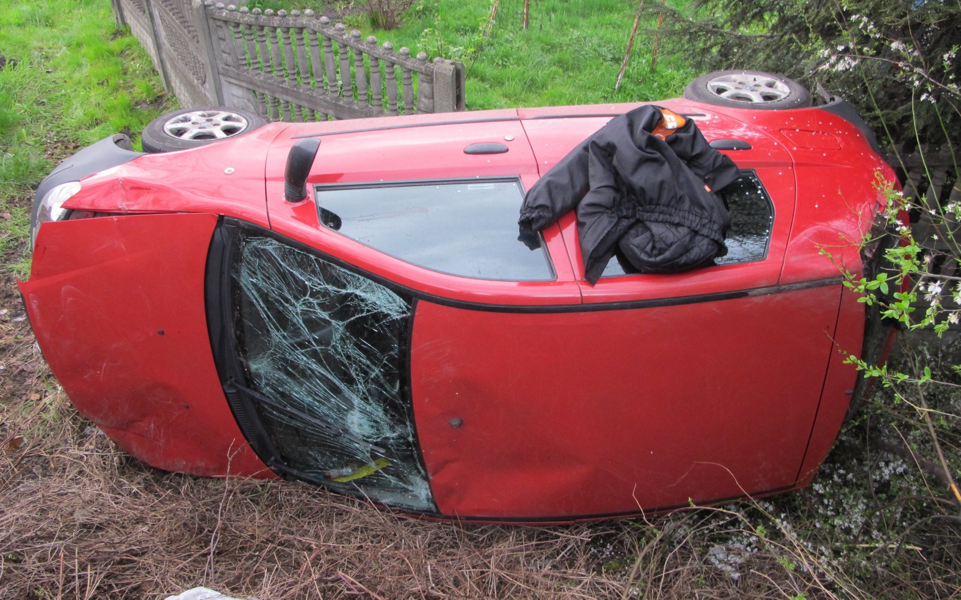 Podejrzany o kierowanie samochodem w stanie nietrzeźwości wypadł z mostu – ZDJĘCIA!