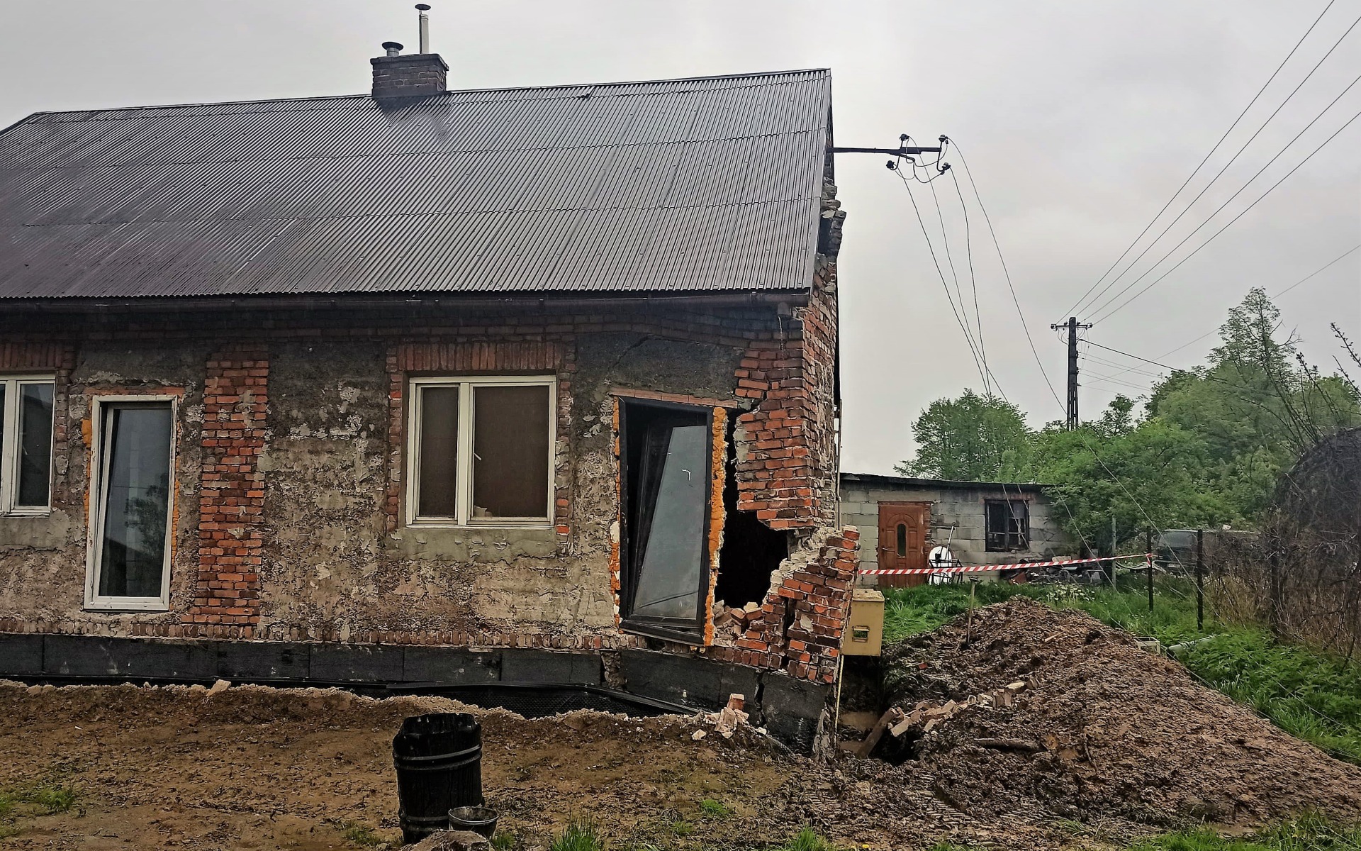 Podczas prac zawaliła ściana remontowanego budynku. W akcji służby ratunkowe – ZDJĘCIA!