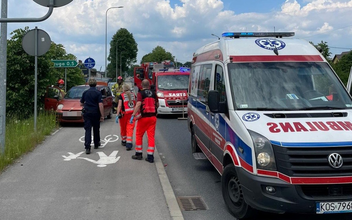 Zdarzenie drogowe NA DW948, policjanci apelują o przestrzeganie przepisów oraz uwagę za kierownicą