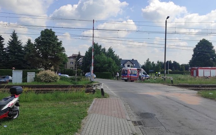 Skuterem uderzył w … rogatki na przejeździe kolejowym – ZDJĘCIA!