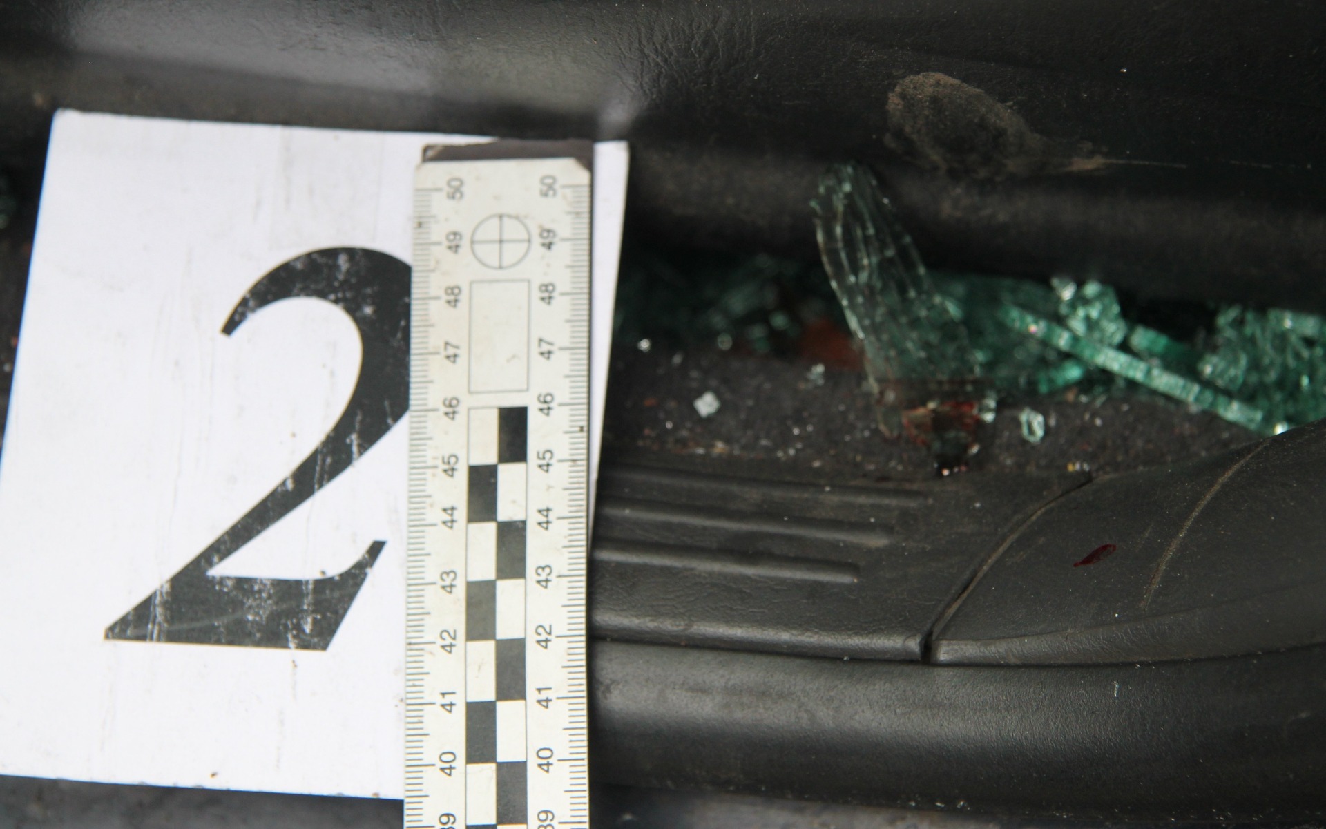 Zatrzymany chuligan odpowie za uszkodzenie szyb w samochodzie