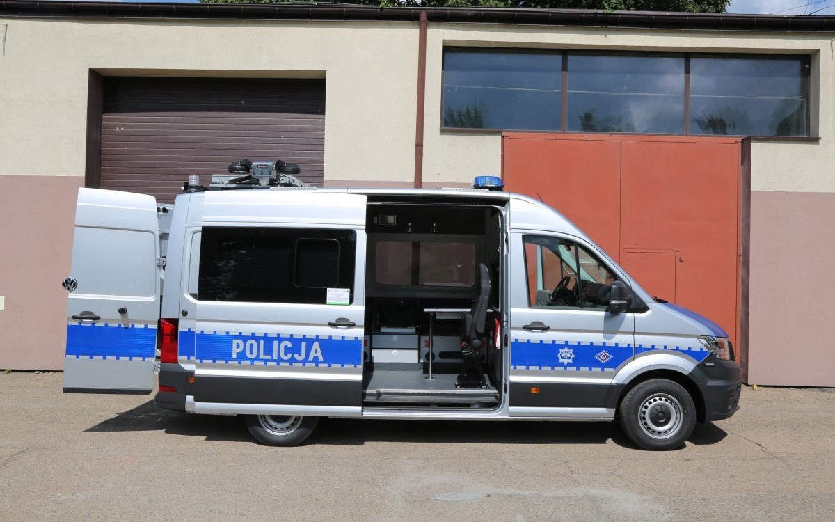 Ambulans Pogotowia Ruchu Drogowego trafił do Komendy Powiatowej Policji w Oświęcimiu