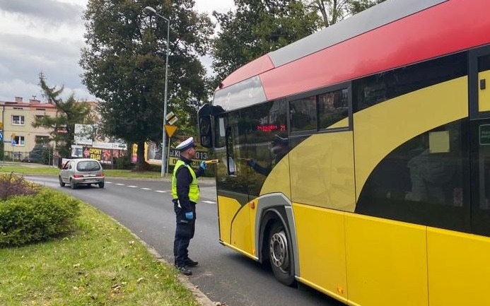 Nietrzeźwy kierowca szkolnego autobusu. Mężczyzna przewoził trzydzieścioro dzieci