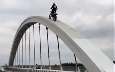 Motocyklem wjechał na konstrukcję mostu. Stworzył zagrożenie dla siebie i innych kierowców