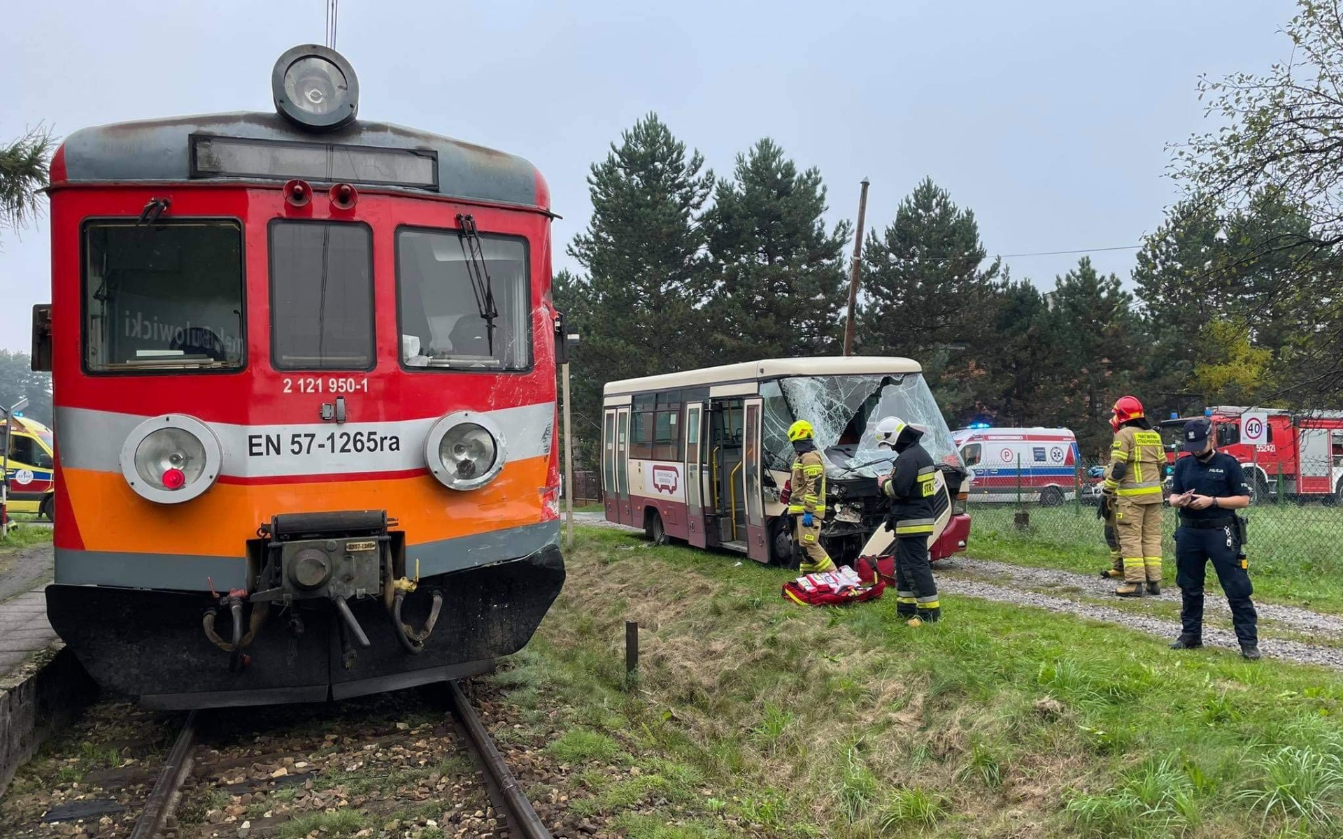 Zderzenie pociągu z autokarem. Na miejsce leci śmigłowiec LPR – ZDJĘCIA!