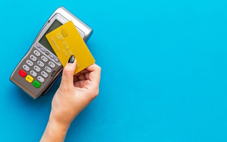 Znalazła kartę bankomatową, lecz zamiast ją zwrócić robiła zakupy