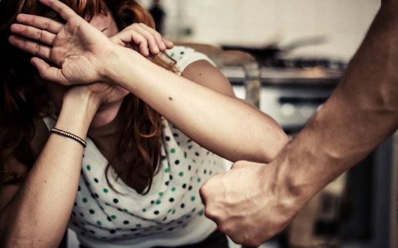 Sprawca znęcania po zarzutach oraz z nakazem opuszczenia miejsca zamieszkania i zakazem zbliżania się do rodziny