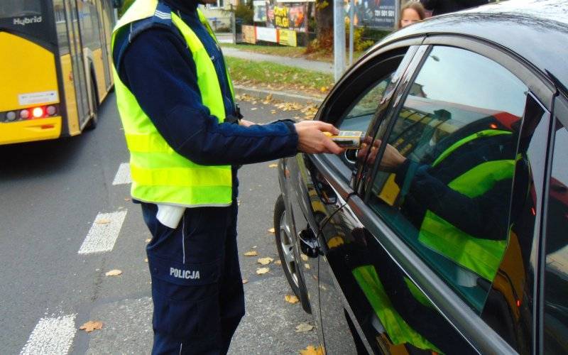 Policjanci z grupy Speed przerwali pijaną jazdę 68 – latki. Zawiodły ją nalewki własnej produkcji