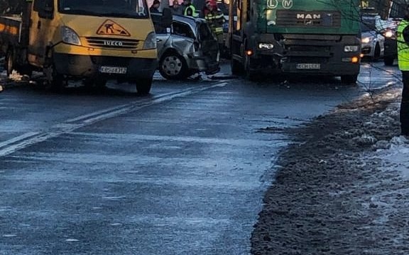 Poważny wypadek w Bobrku. Samochód wjechał w pracowników firmy drogowej – ZDJĘCIA!