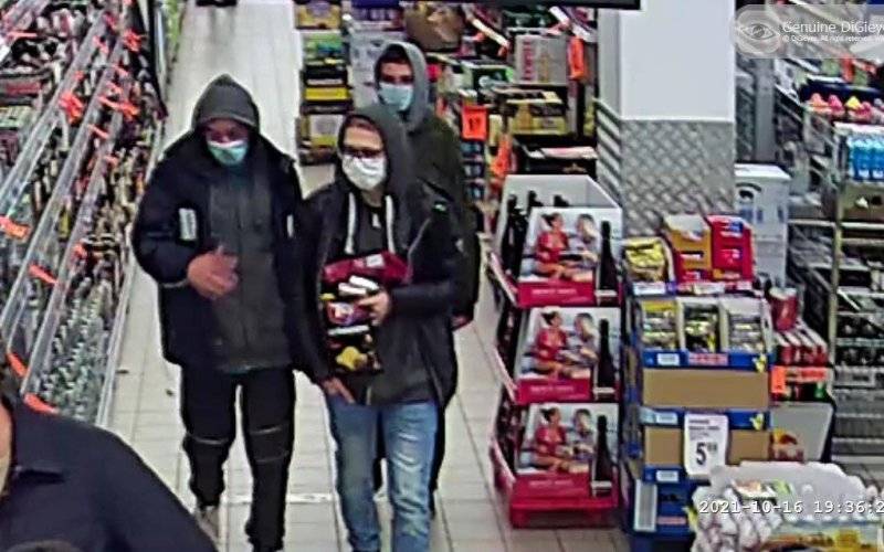 Młodzi mężczyźni posłużyli się znalezioną kartą płatniczą. Rozpoznajesz ich ? Jeśli tak powiadom Policję – FOTO!