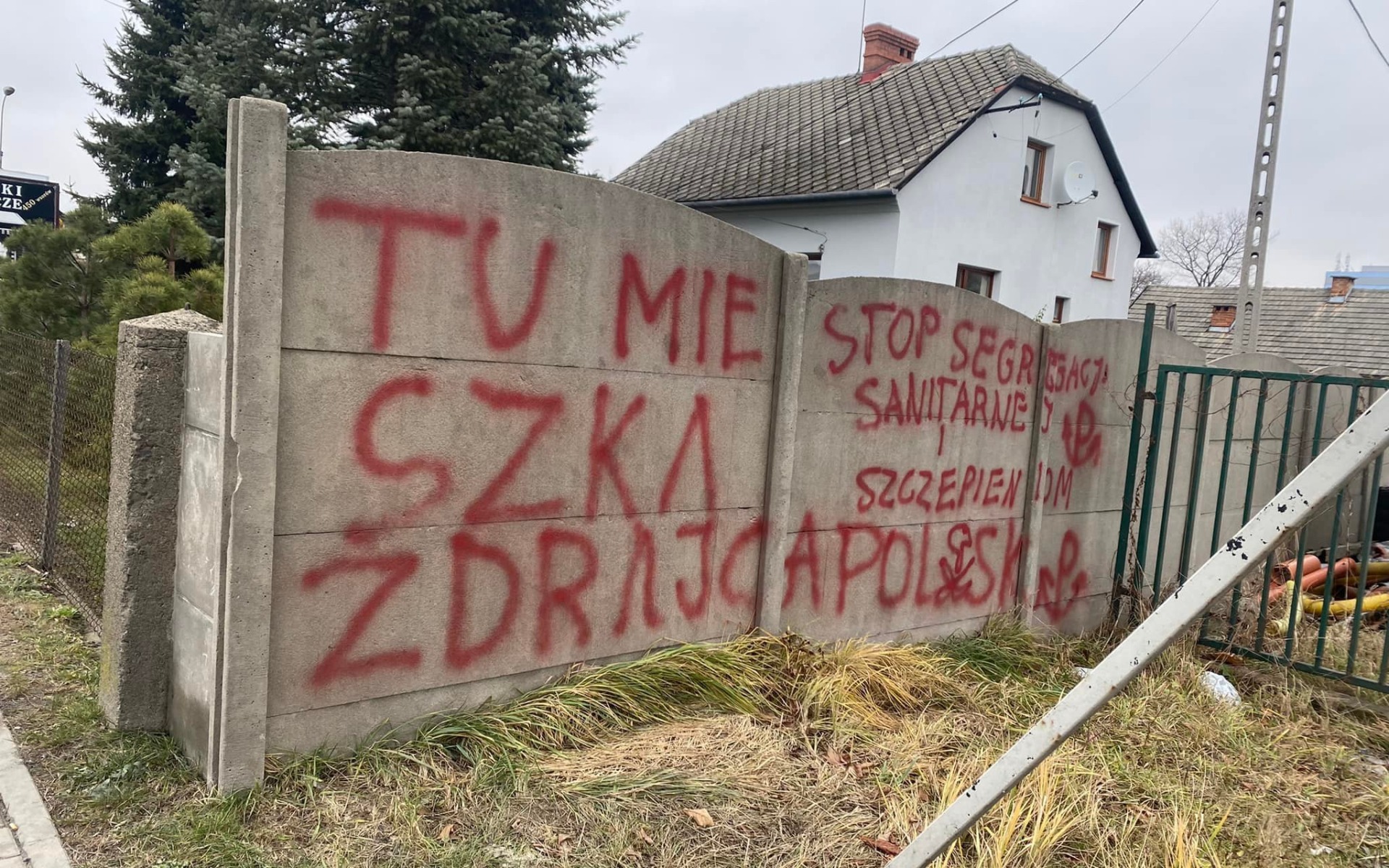 Napisy na posesji posłanki KO z Kęt. Policja szuka sprawców