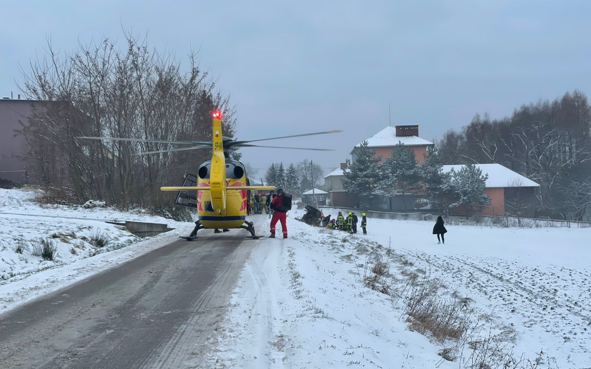 Wypadek ciagnika rolniczego. Na miejscu śmigłowiec LPR – ZDJĘCIA, FILM!