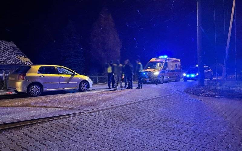 Poważny wypadek w Kętach. Samochód osobowy potrącił Policjanta WRD – ZDJĘCIA!