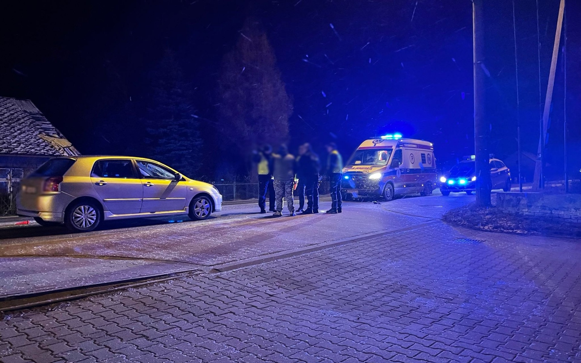 Poważny wypadek w Kętach. Samochód osobowy potrącił Policjanta WRD – ZDJĘCIA!