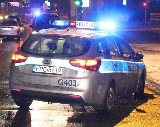 Policjanci zbili szybę, aby dostać się do dziecka zatrzaśniętego w samochodzie