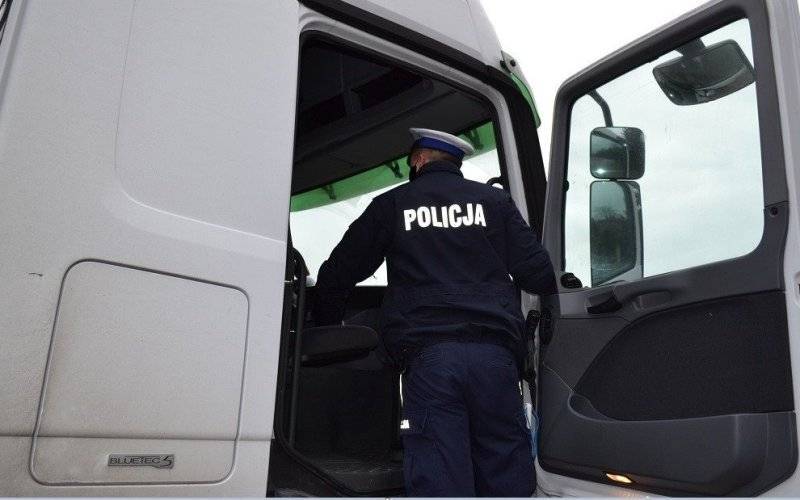 Tafla lodu spadła z tira i uszkodziła szybę w seicento. Policjanci apelują o odśnieżenie samochodu przed jazdą