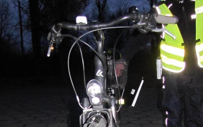 Policjanci interweniując wobec mężczyzny śpiącego na przystanku odnaleźli przy nim skradziony rower