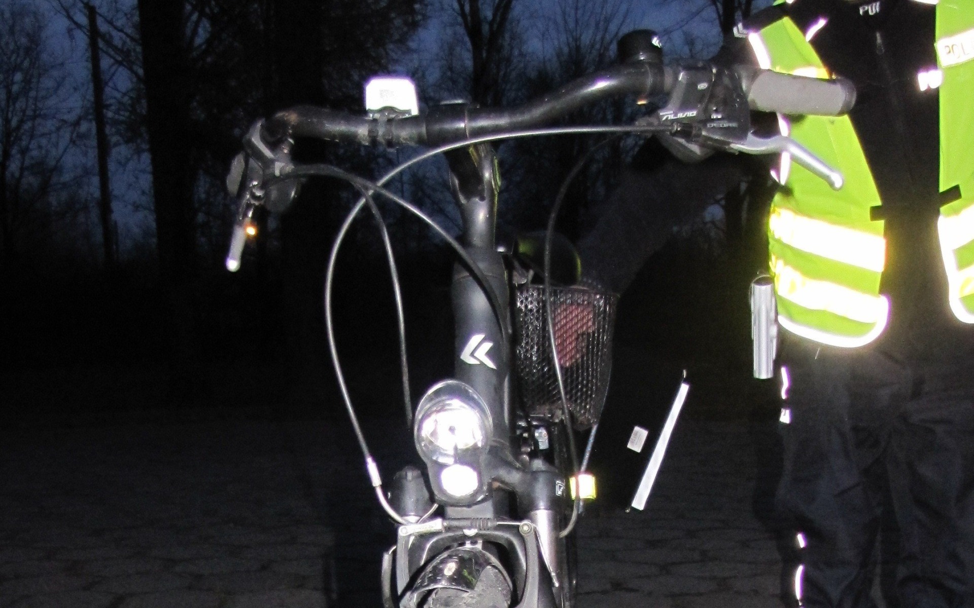 Policjanci interweniując wobec mężczyzny śpiącego na przystanku odnaleźli przy nim skradziony rower