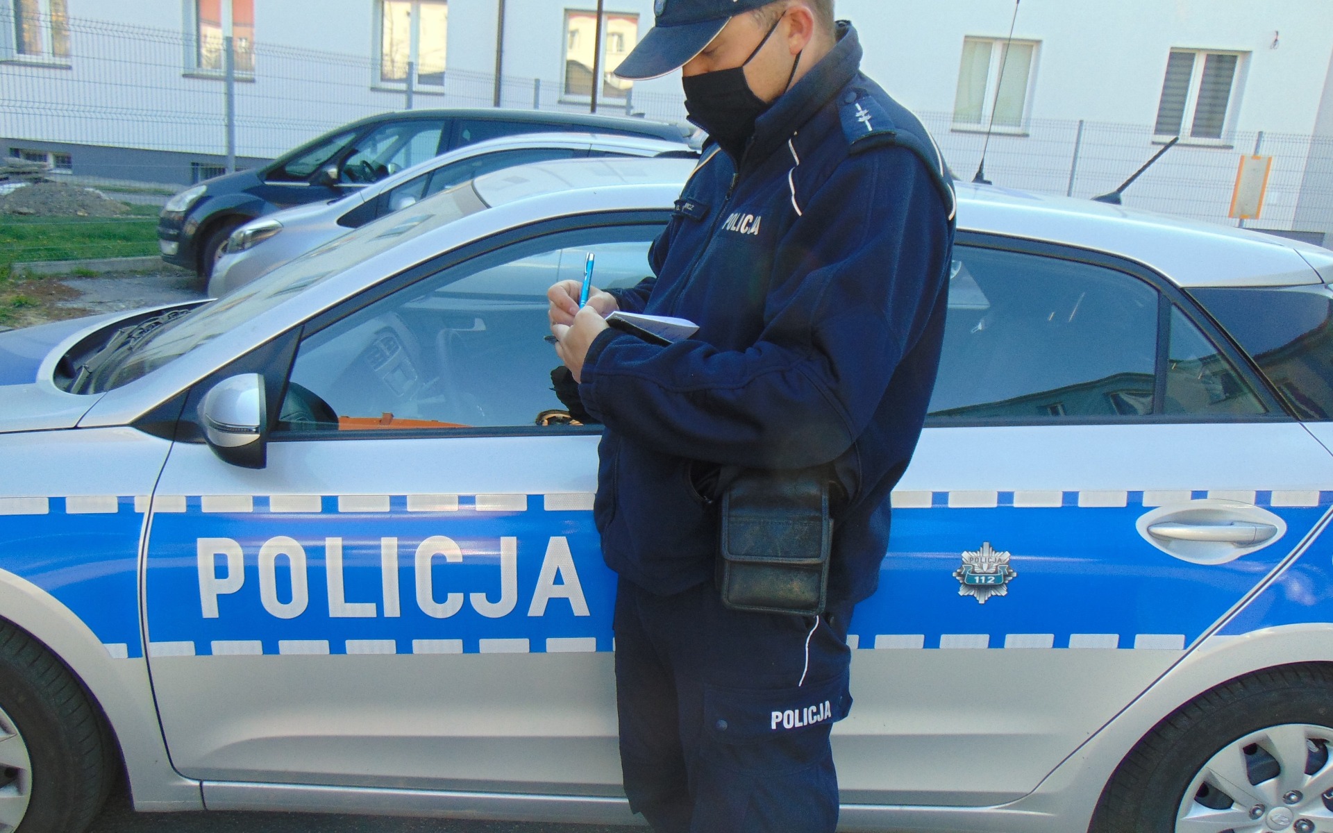 Policjanci interweniując w związku z zakłóceniem ciszy nocnej zatrzymali poszukiwanego