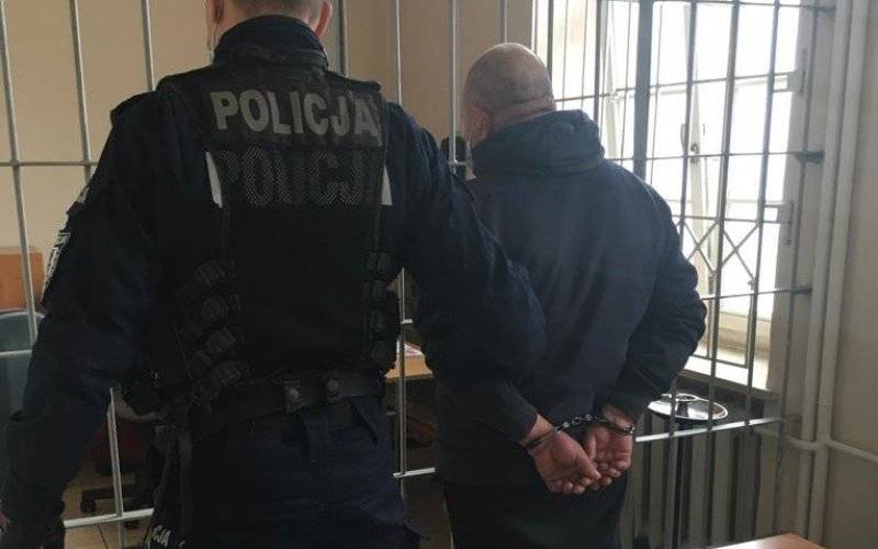Mężczyzna ugodził nożem byłą żonę. Szybko został zatrzymany i otrzymał zarzut usiłowania zabójstwa