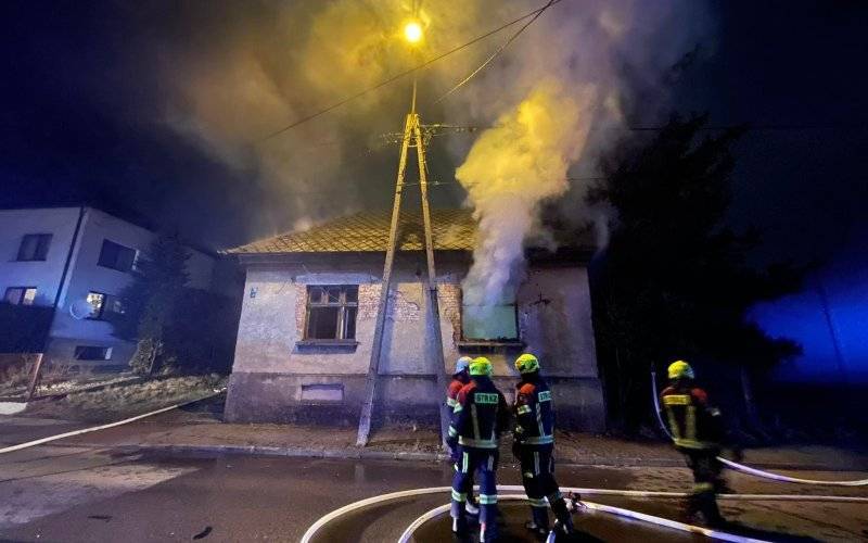 Pożar budynku w Kętach. Trwa akcja gaśnicza – ZDJĘCIA!