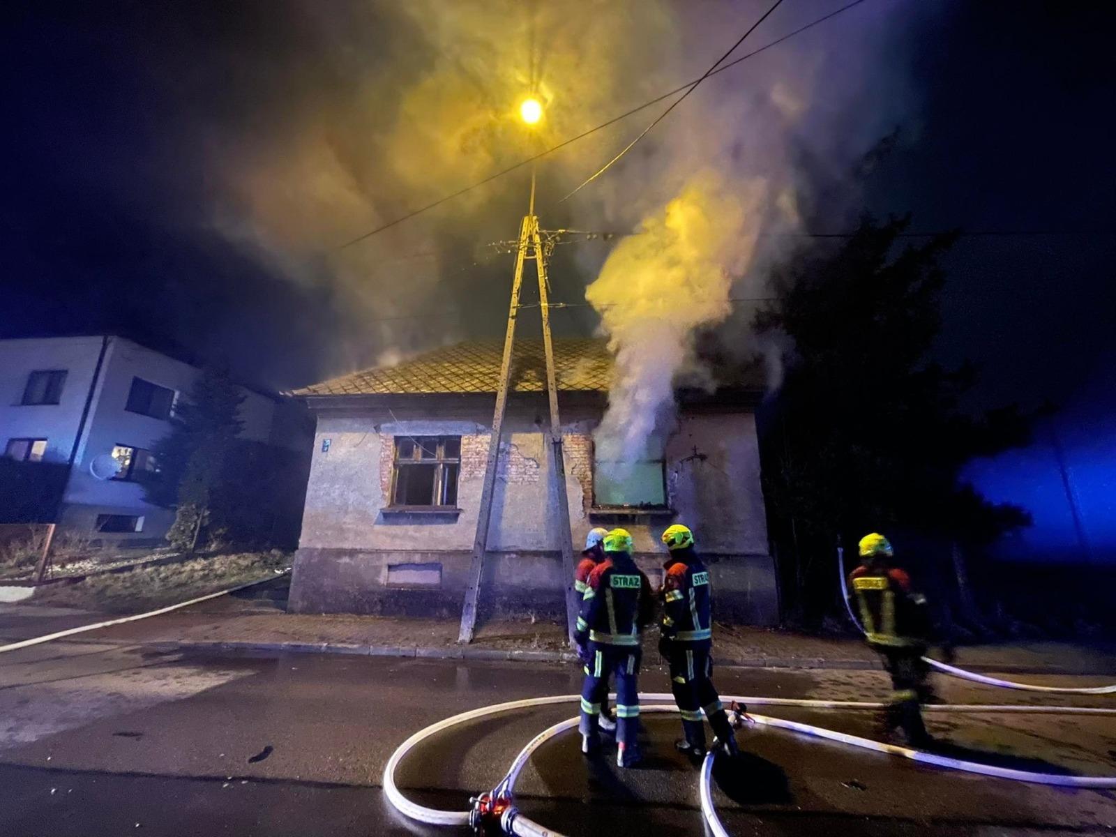 Pożar budynku w Kętach. Trwa akcja gaśnicza – ZDJĘCIA!