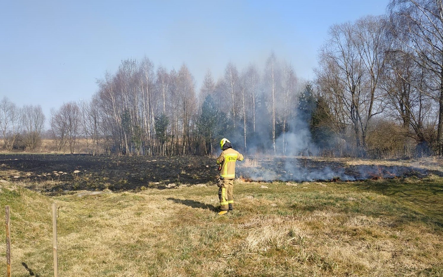 Przypadki spalania odpadów na posesji zakończyły się pożarami łąk