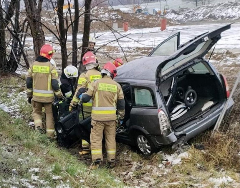 Poważny wypadek w Brzeszczach. Zablokowana droga wojewódzka – ZDJĘCIA!